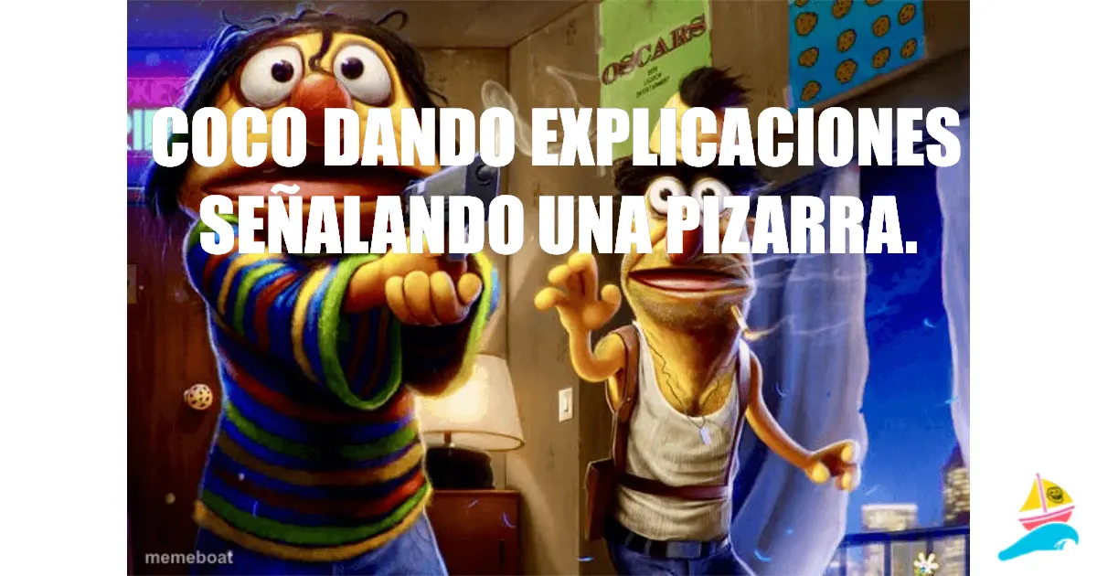 Coco dando explicaciones señalando una pizarra.